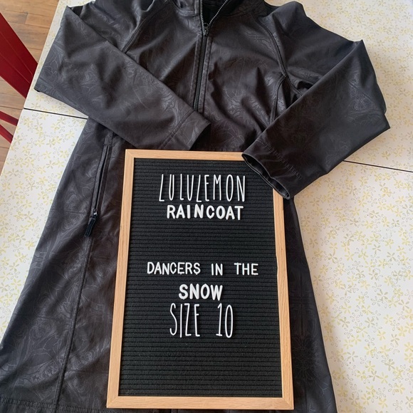 Lululemon “Dancers In The Snow” Apres Softshell raincoat size 10 black print - Picture 1 of 14